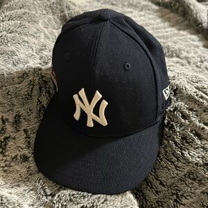 New Era Yankee Hat. Size: 7 1/8.